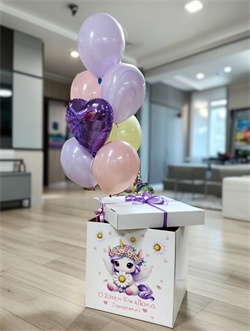 Коробка 60х60х60 с украш + фонтан из 7 воздушных шаров №453а а453